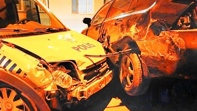Şüpheli aracı kovalayan polis ekibi kaza yaptı