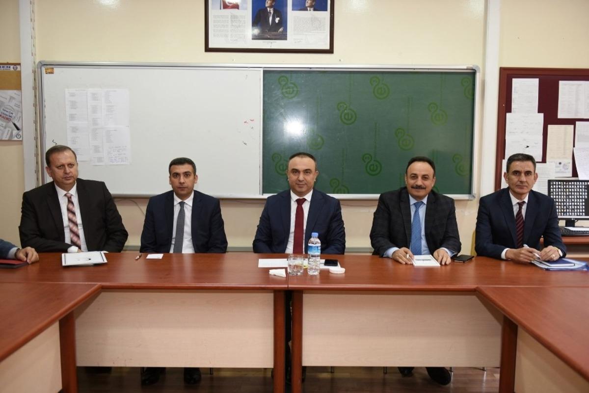 Vali Soyt&uuml;rk eğitimciler ile bir araya geldi