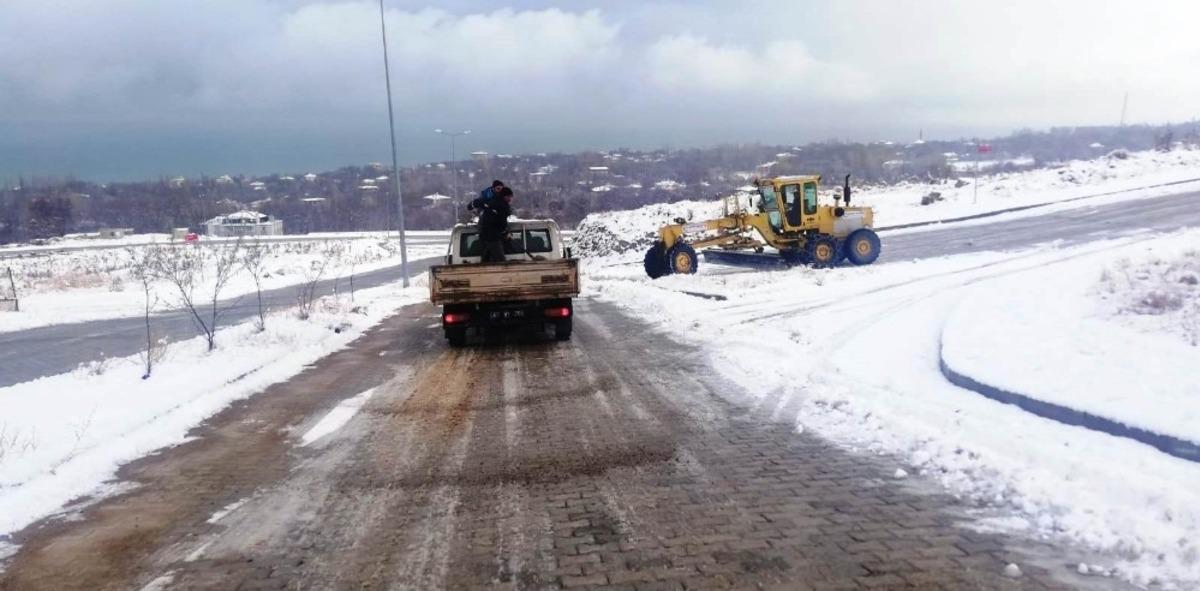 Edremit&rsquo;te karla m&uuml;cadele &ccedil;alışması