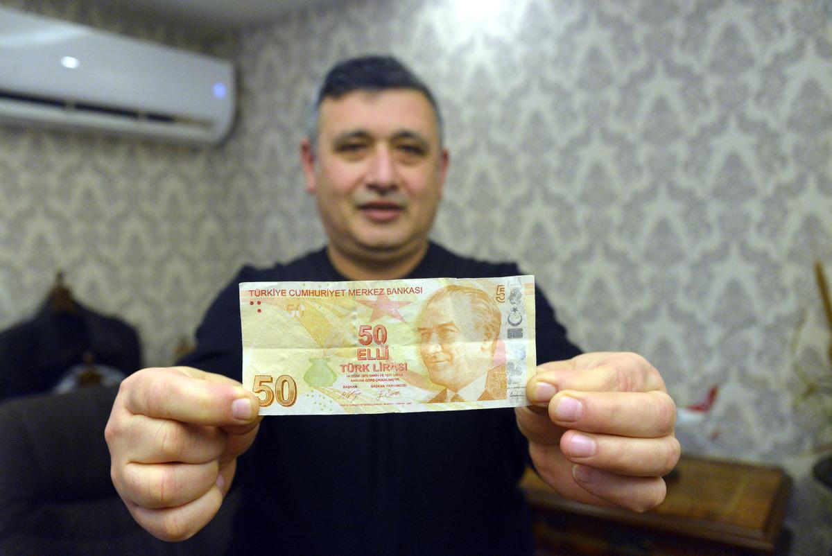 Hatalı basım olduğunu iddia ediyor! 50 lirayı, 50 bin liraya satıyor