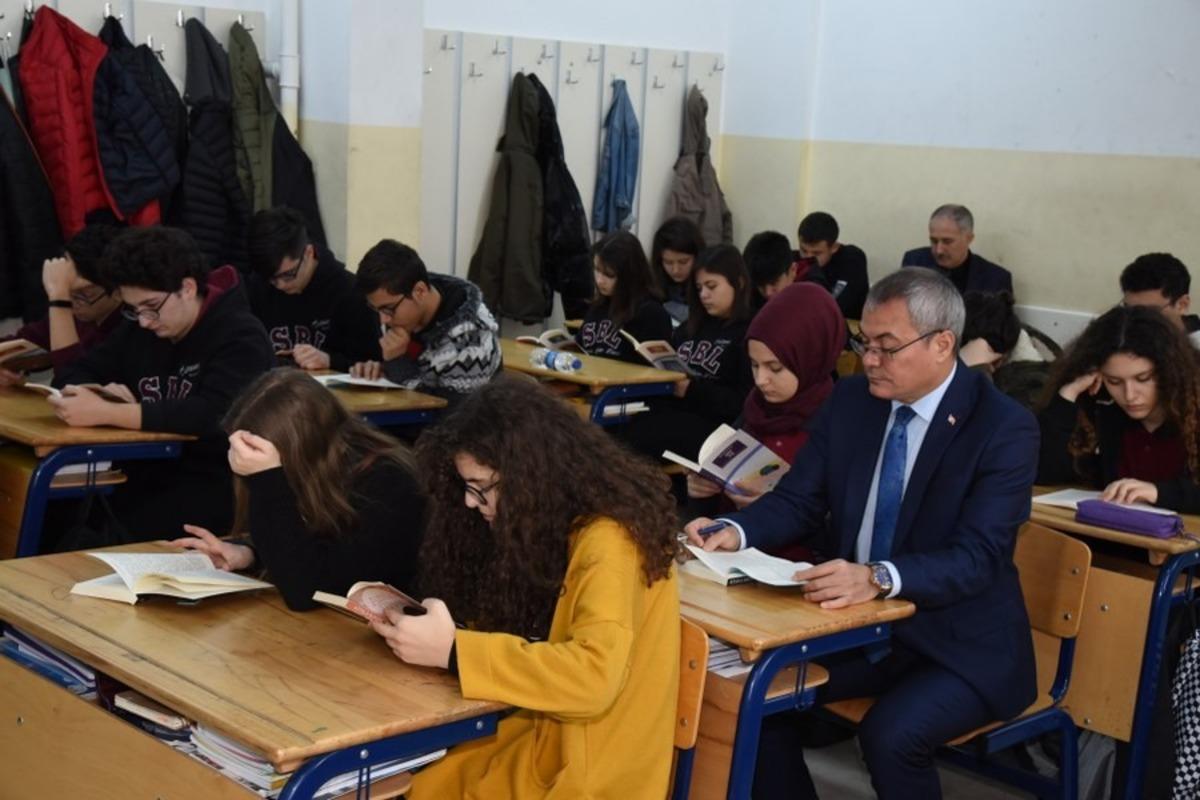 Vali Deniz, &ouml;ğrencilerle birlikte kitap okudu