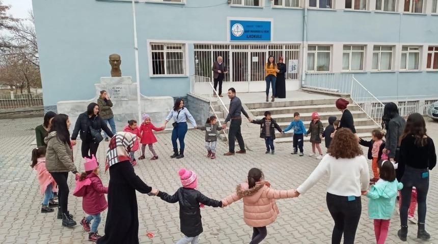 KYK’lı öğrencilerden minik kardeşlerine dostluk eli