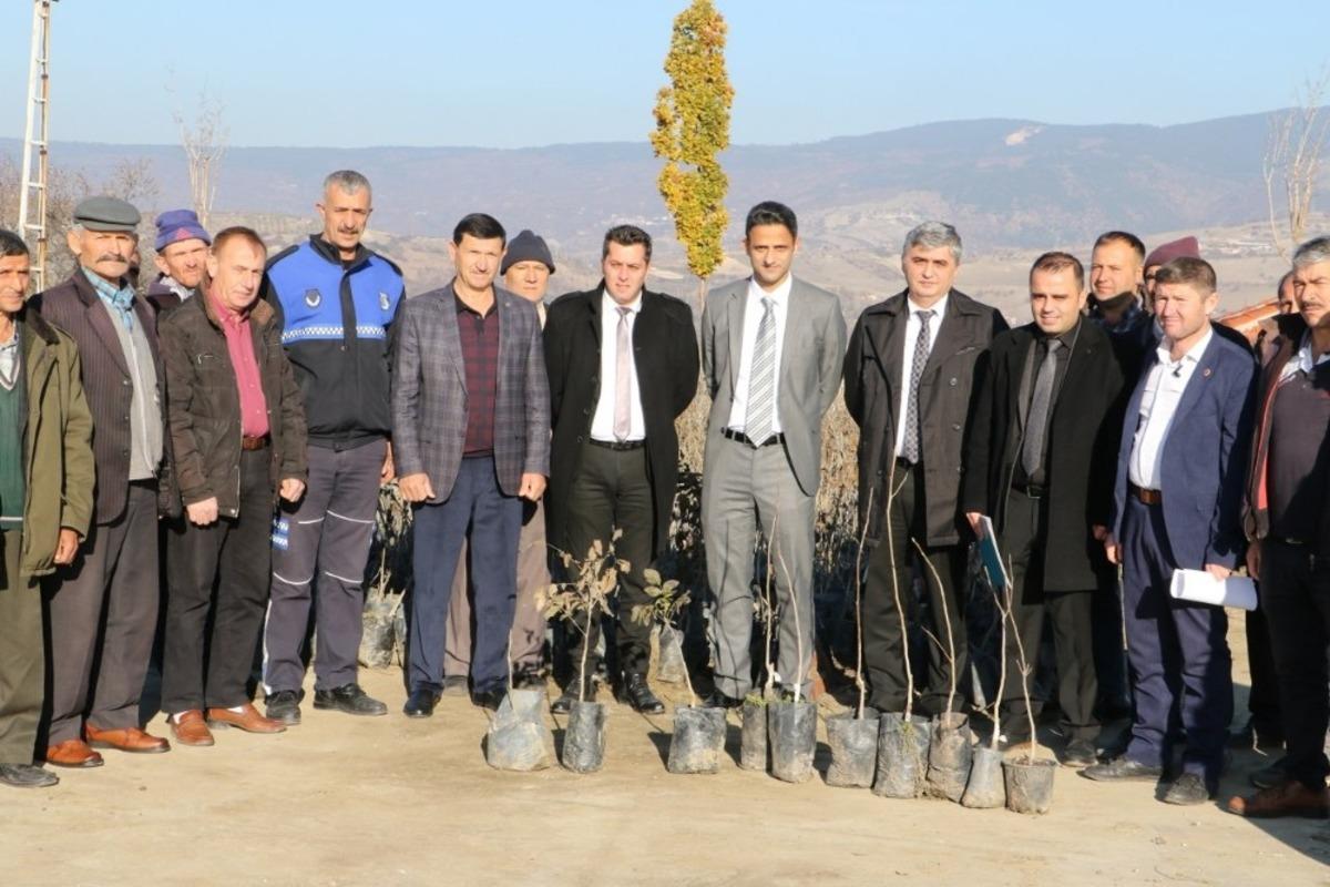 Demirci&rsquo;de &uuml;reticilere ceviz desteği