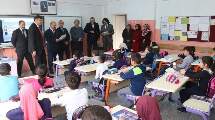 Kütahya’da temel eğitim kurumlarına ‘Bizden’ bülteni dağıtıldı G1