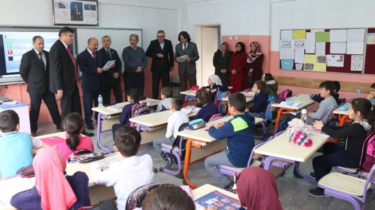 K&uuml;tahya&rsquo;da temel eğitim kurumlarına &lsquo;Bizden&rsquo; b&uuml;lteni dağıtıldı