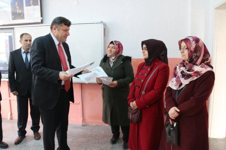 Kütahya’da temel eğitim kurumlarına ‘Bizden’ bülteni dağıtıldı G3