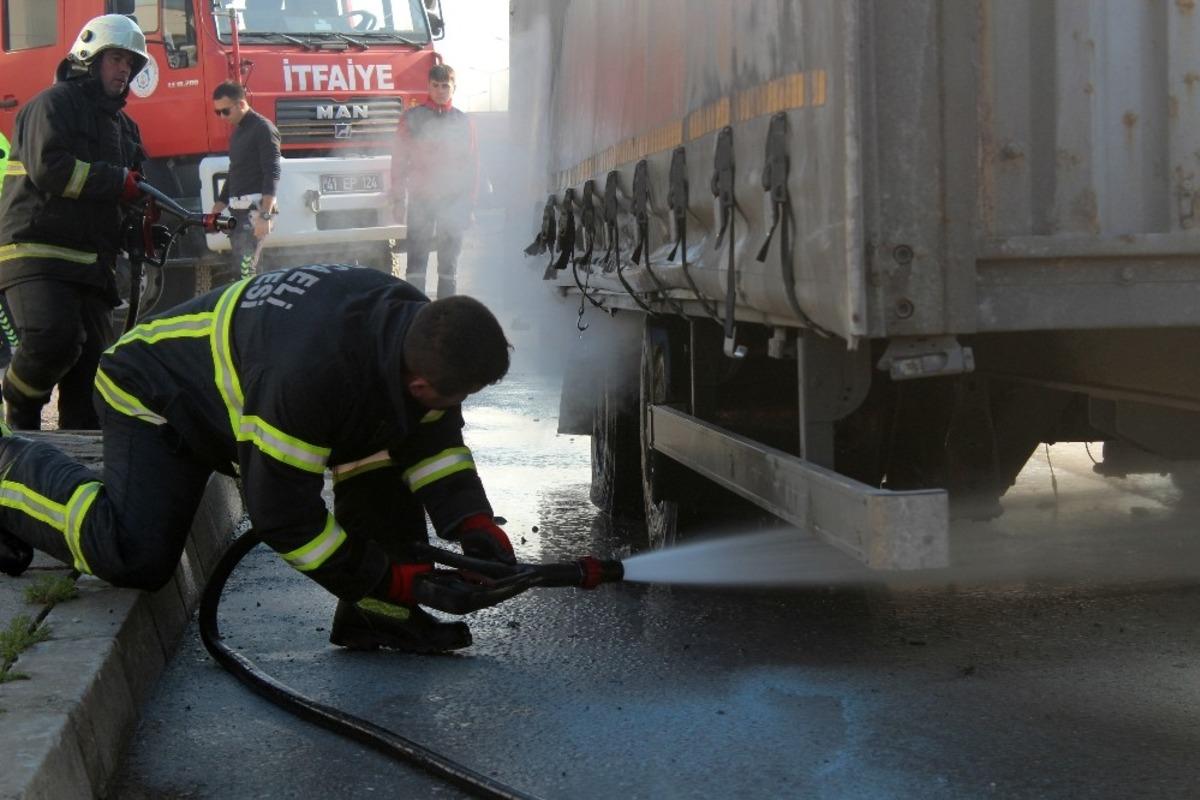 D-100&rsquo;da seyir halindeki tırda &ccedil;ıkan yangın paniğe neden oldu