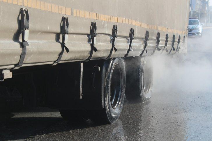 D-100’da seyir halindeki tırda çıkan yangın paniğe neden oldu G3