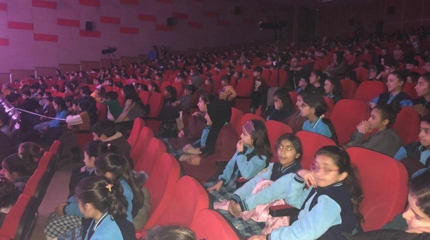 Ağrı&rsquo;da Yarım G&uuml;n &Uuml;lkesi oyunu sahne aldı