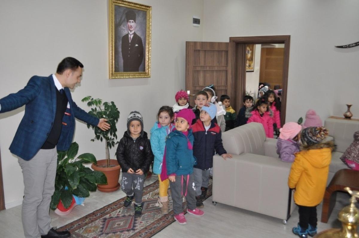 Minik &ouml;ğrencilerden Kaymakam Ko&ccedil;&rsquo;a ziyaret