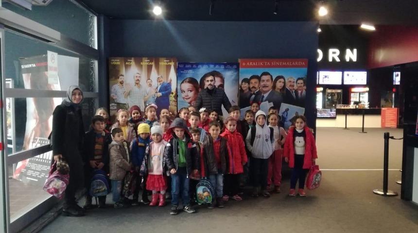 &Ouml;ğrenciler hayatlarında ilk kez sinemaya gittiler