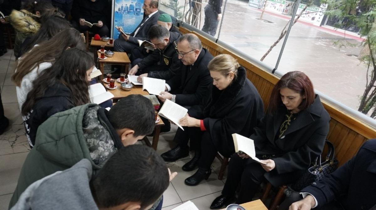 Siirt&rsquo;te hayat durdu, herkes 20 dakika kitap okudu