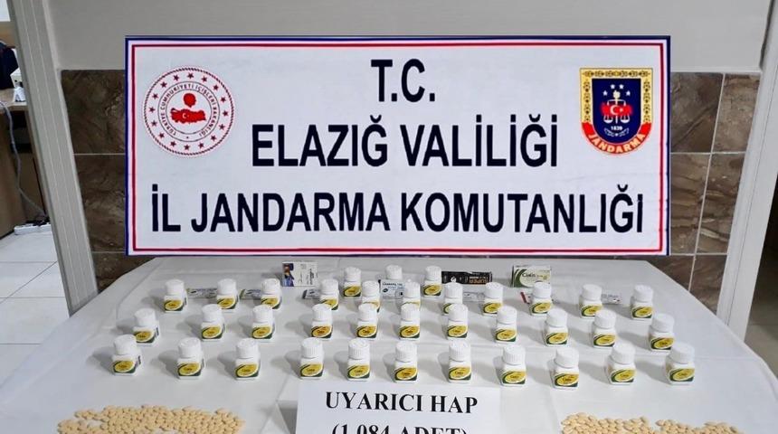 Elazığ&rsquo;da jandarma ekipleri binden fazla uyarıcı hap ele ge&ccedil;irdi