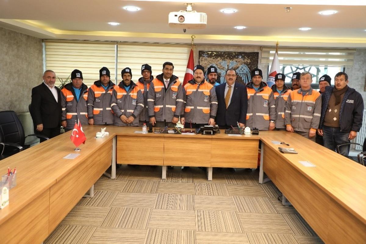 Başkan Palancıoğlu iş&ccedil;i kıyafetlerini &ouml;nce kendisi giydi kontrol etti, sonra teslim etti