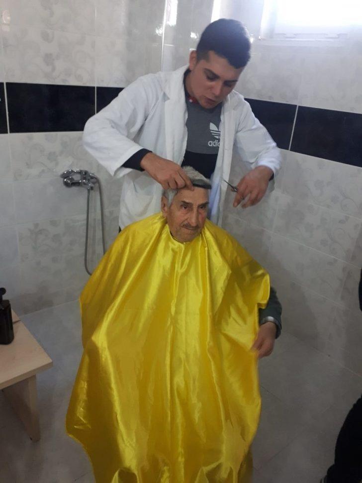 Lise öğrencileri huzurevi sakinlerinin kişisel bakımlarını yaptı G1