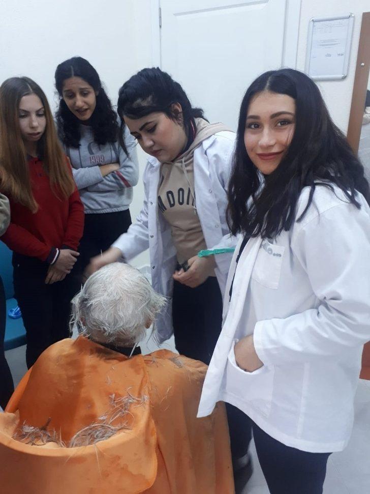 Lise öğrencileri huzurevi sakinlerinin kişisel bakımlarını yaptı G2