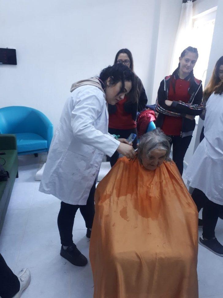 Lise öğrencileri huzurevi sakinlerinin kişisel bakımlarını yaptı G3