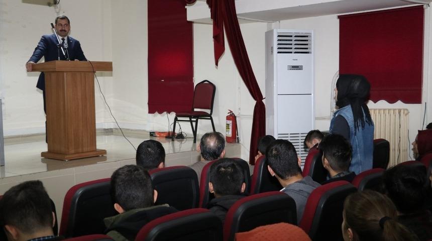 Baydilli &ouml;ğrencilerle s&ouml;yleşide buluştu