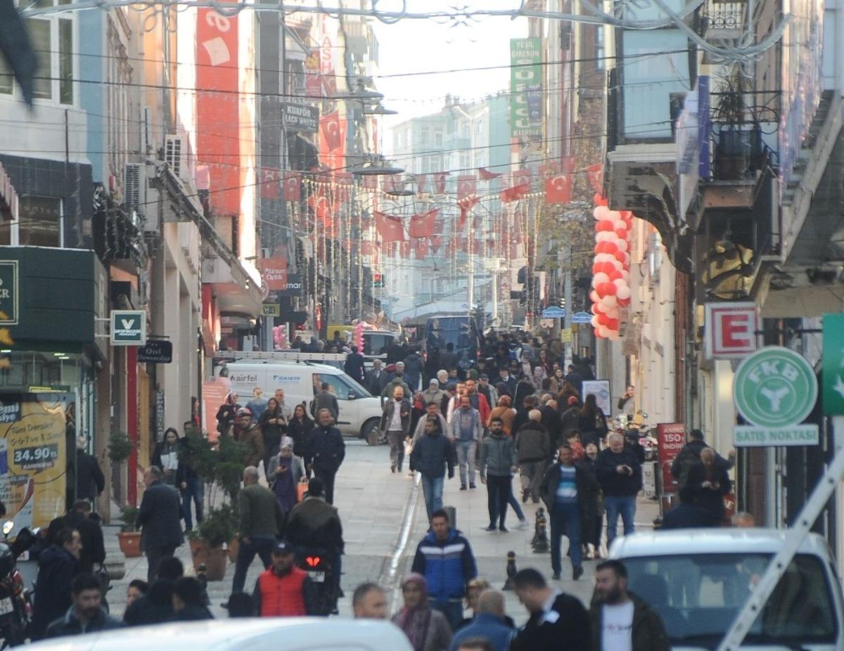 Giresun&rsquo;da g&uuml;neşli havayı g&ouml;ren, meydanlara akın etti