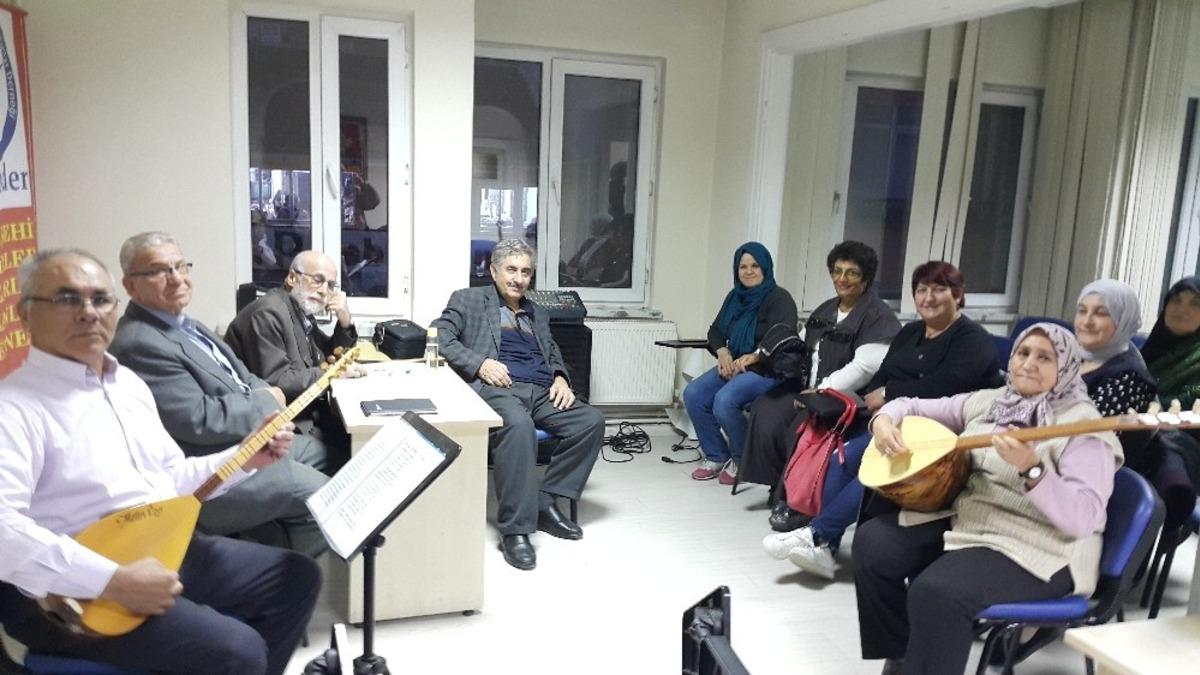 Eskişehirli şair ve ozanlar şehitler i&ccedil;in şiirler okudu kahramanlık t&uuml;rk&uuml;leri s&ouml;yledi