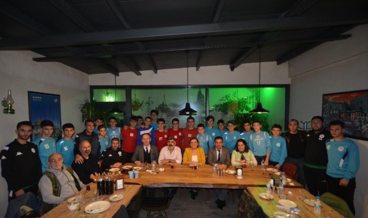 Başkan H&uuml;rriyet, &ldquo;İzmit Belediyespor gen&ccedil;lerle g&uuml;&ccedil;l&uuml;&rdquo;