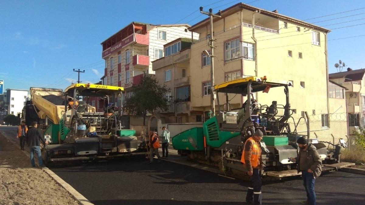 B&uuml;y&uuml;kşehir&rsquo;den K&ouml;rfez caddelerine sıcak asfalt serimi