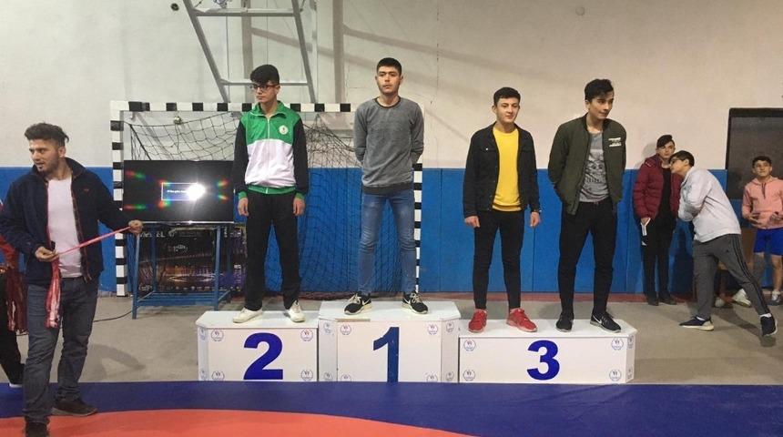 Şaphaneli &ouml;ğrenciler g&uuml;reşte rakip tanımıyor