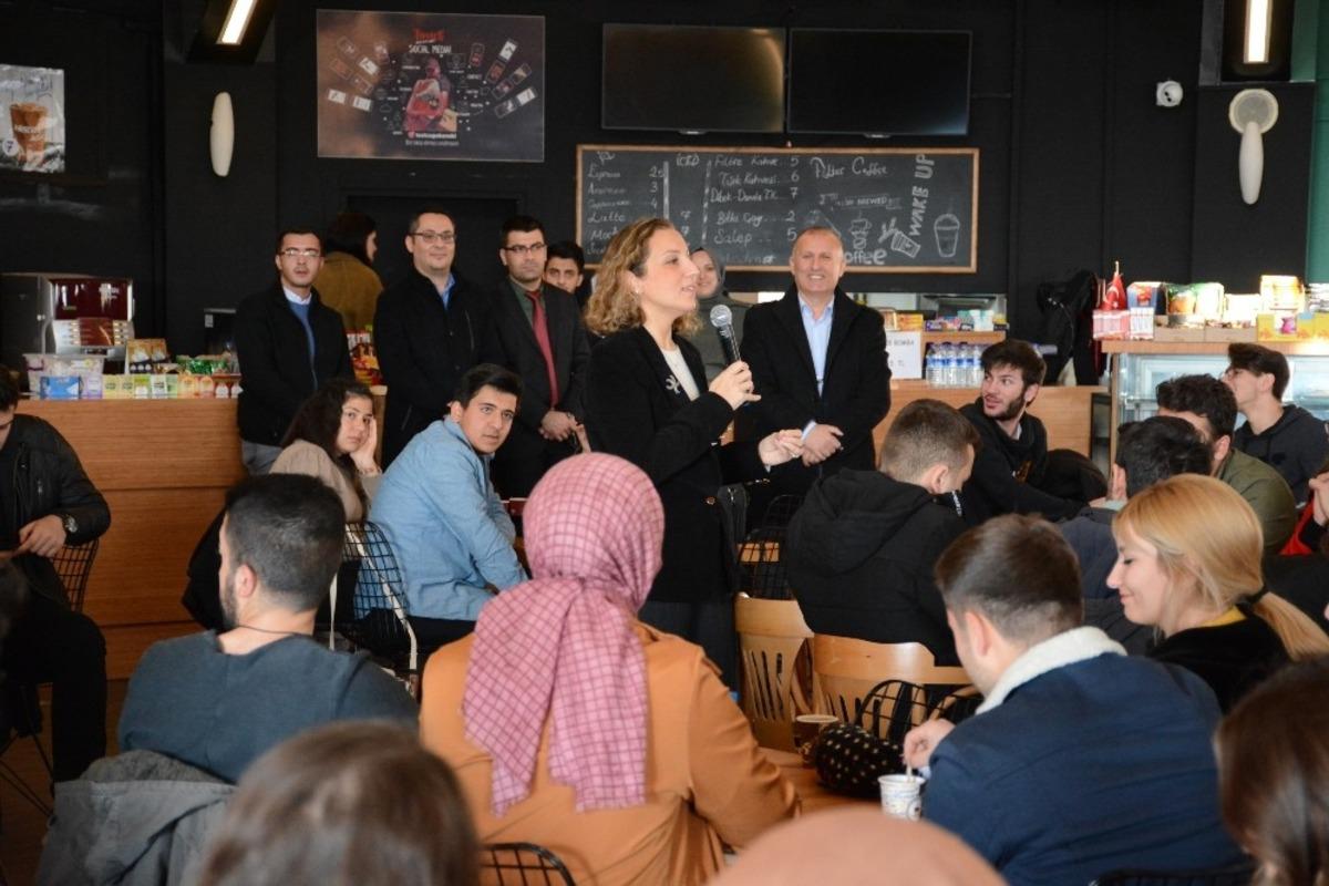 Rekt&ouml;r &Ccedil;akar &ouml;ğrencilerle kantinde bir araya geldi