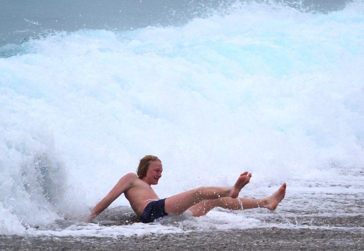 Antalya'da 'kırmızı' alarma rağmen denize girdiler G1