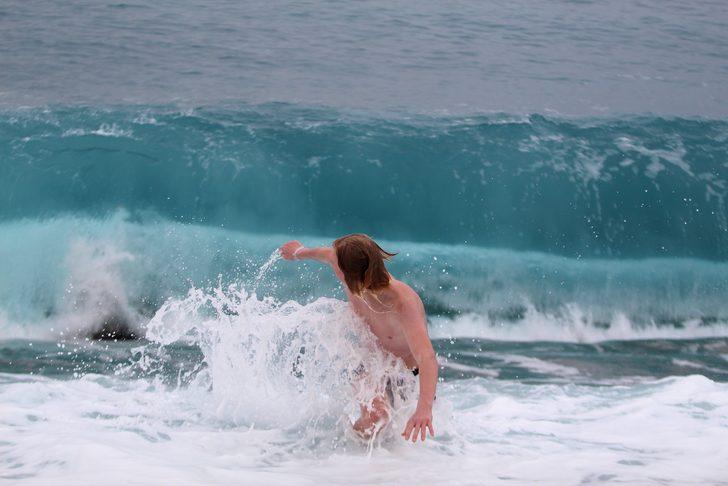 Antalya'da 'kırmızı' alarma rağmen denize girdiler G3