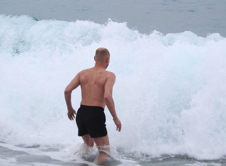 Antalya'da 'kırmızı' alarma rağmen denize girdiler G4