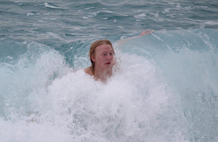 Antalya'da 'kırmızı' alarma rağmen denize girdiler G5