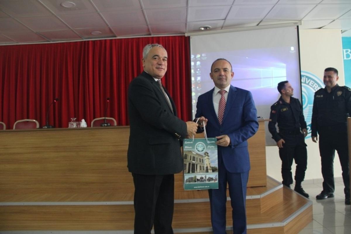 Burhaniye&rsquo;de &uuml;niversiteliler kamu y&ouml;neticileri ile buluştu