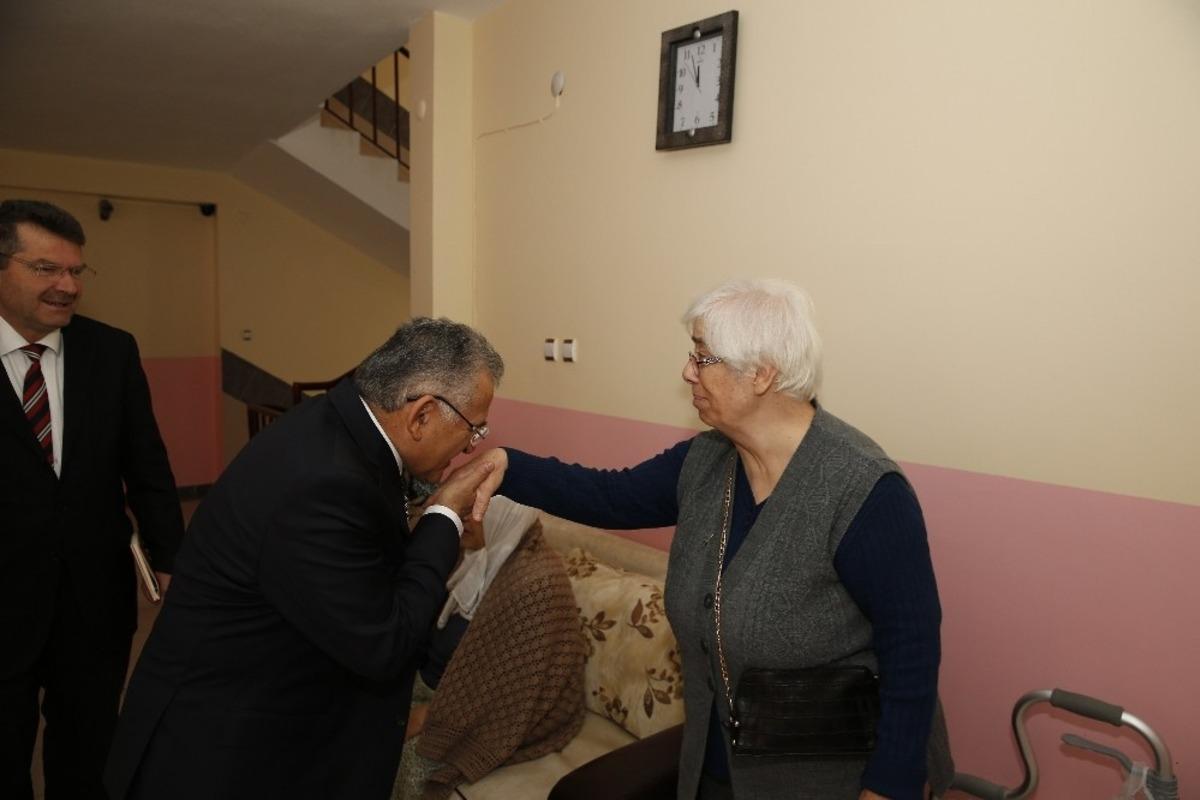 Başkan B&uuml;y&uuml;kkılı&ccedil;, Huzurevi&rsquo;ni ziyaret ederek yaşlılarla sohbet etti