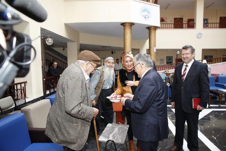 Başkan Büyükkılıç, Huzurevi’ni ziyaret ederek yaşlılarla sohbet etti G2