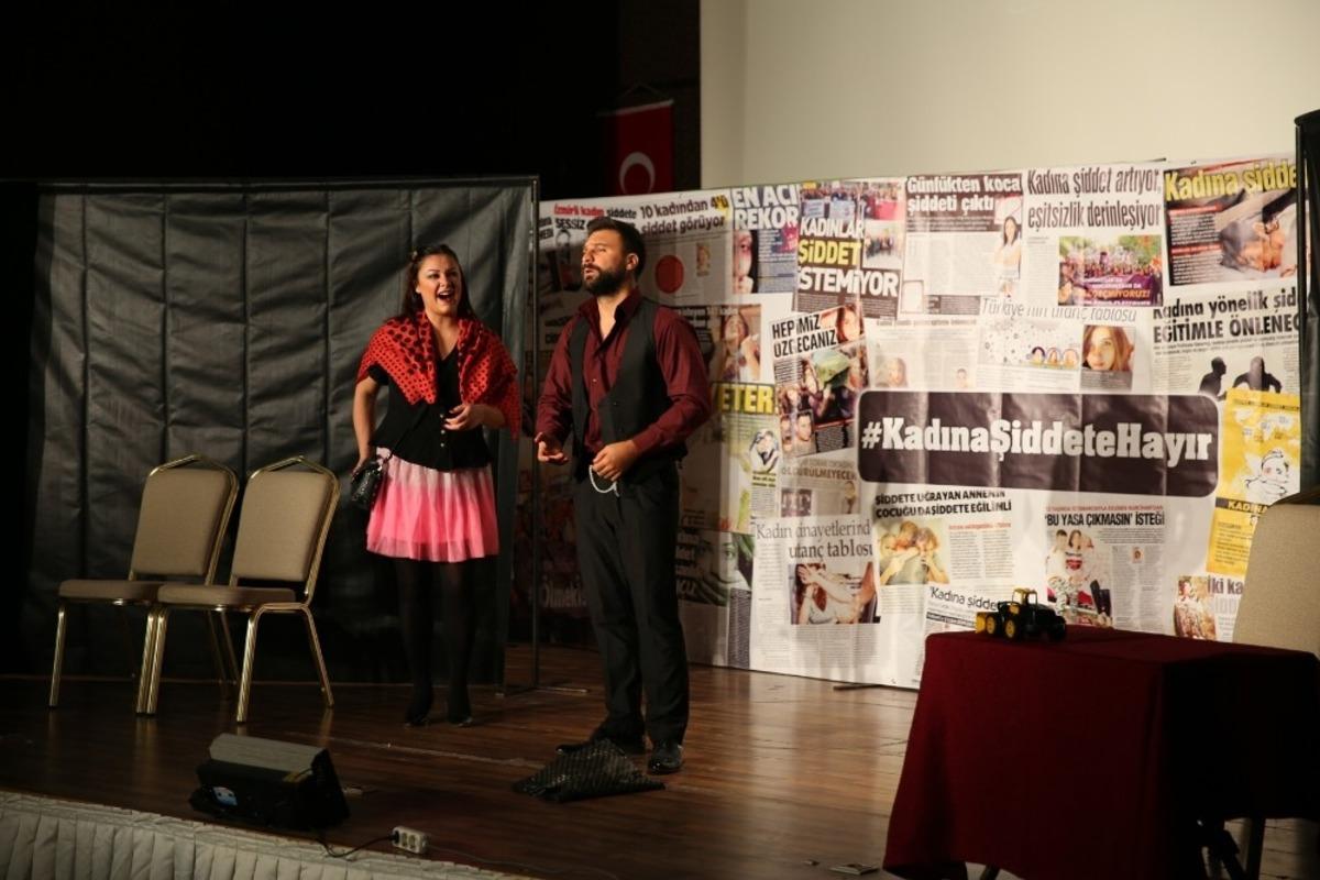 Karak&ouml;pr&uuml;&rsquo;de kadına şiddete dikkat &ccedil;eken oyun sahnelendi