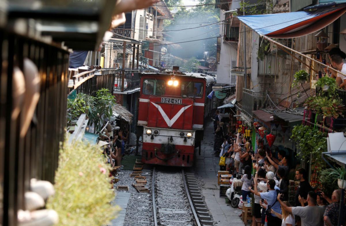 Daracık mahalleden tren ge&ccedil;iyor!