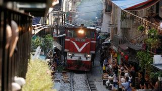 Daracık mahalleden tren geçiyor!