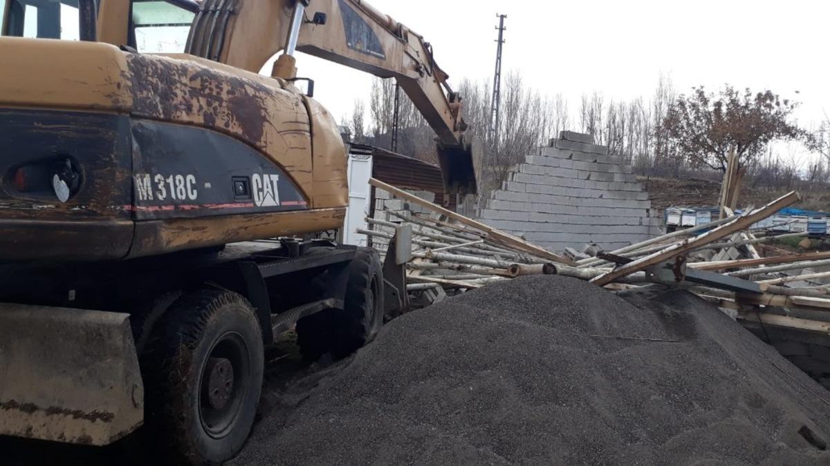 Bing&ouml;l&rsquo;de ka&ccedil;ak yapı ve metruk bina yıkımı