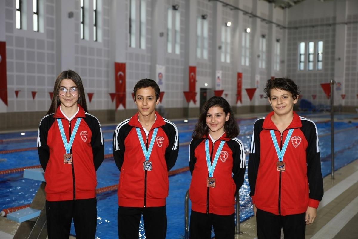 B&uuml;y&uuml;kşehirin yetiştirdiği y&uuml;z&uuml;c&uuml;ler 4 madalya ile Denizli&rsquo;ye d&ouml;nd&uuml;