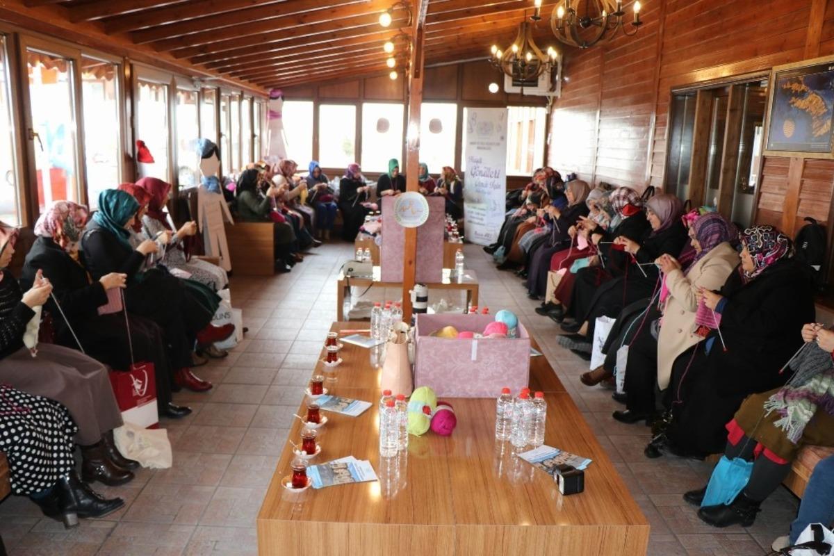Nevşehir&rsquo;de kadınlar ihtiya&ccedil; sahibi &ccedil;ocuklar i&ccedil;in atkı ve bere &ouml;rd&uuml;