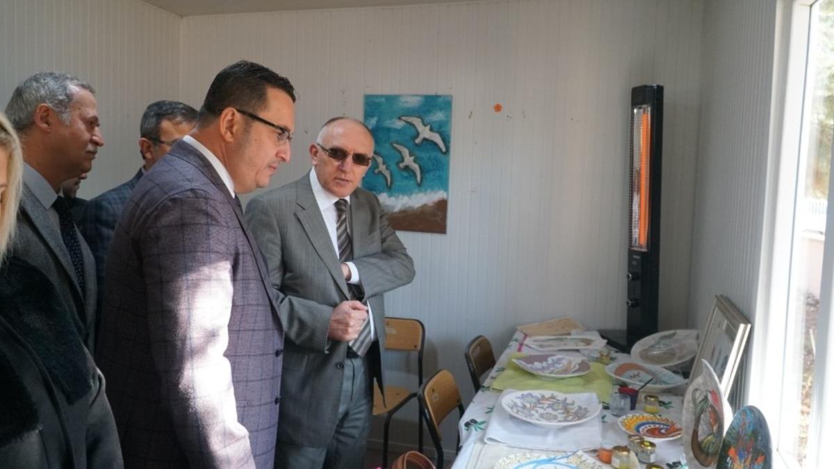 Veliler bekleme salonunu sanat at&ouml;lyesine &ccedil;evirdi
