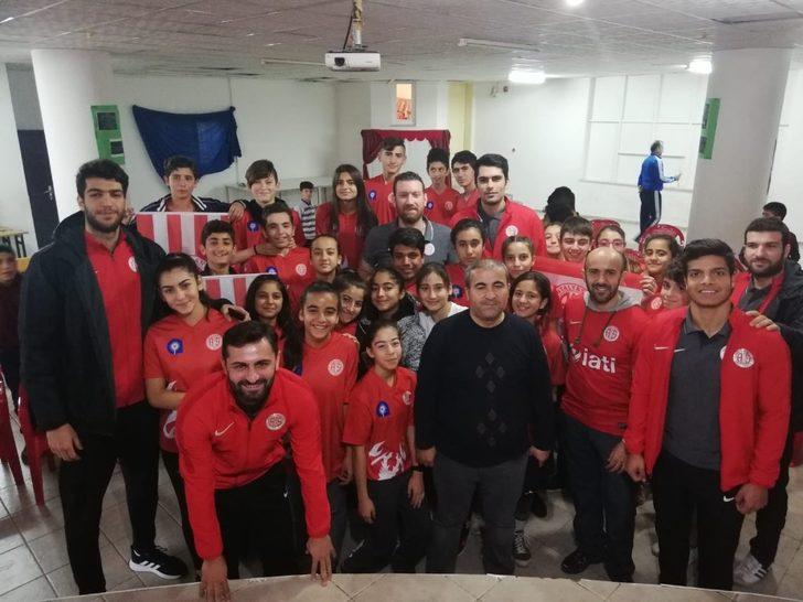 Antalyaspor hentbol takımı Baraj Ortaokulu’nda G4