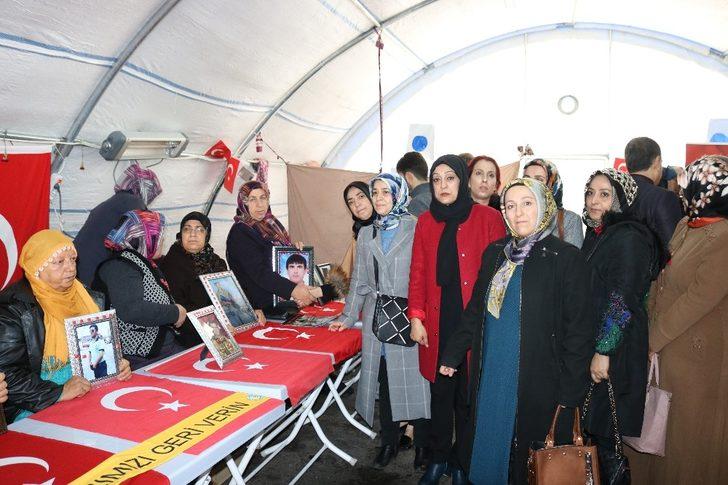 Bingöl KADEM üyelerinden HDP önündeki ailelere ziyaret G3