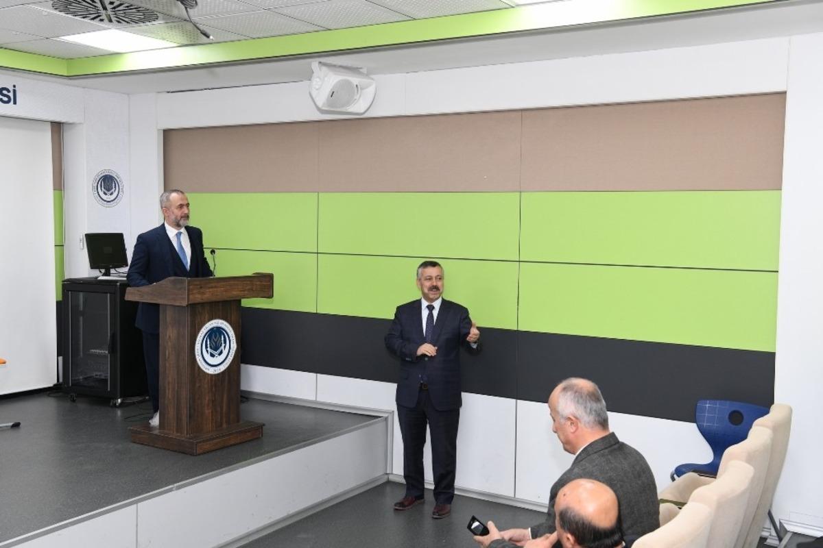 Rekt&ouml;r Savaşan liseli &ouml;ğrencilerle bir araya geldi