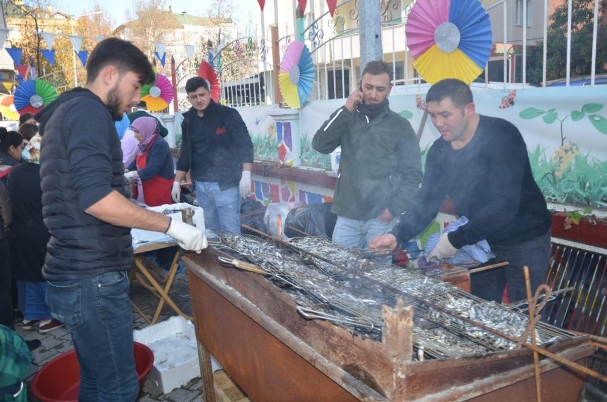 Anaokulunda 1 saatte 500 kilo hamsi t&uuml;ketildi