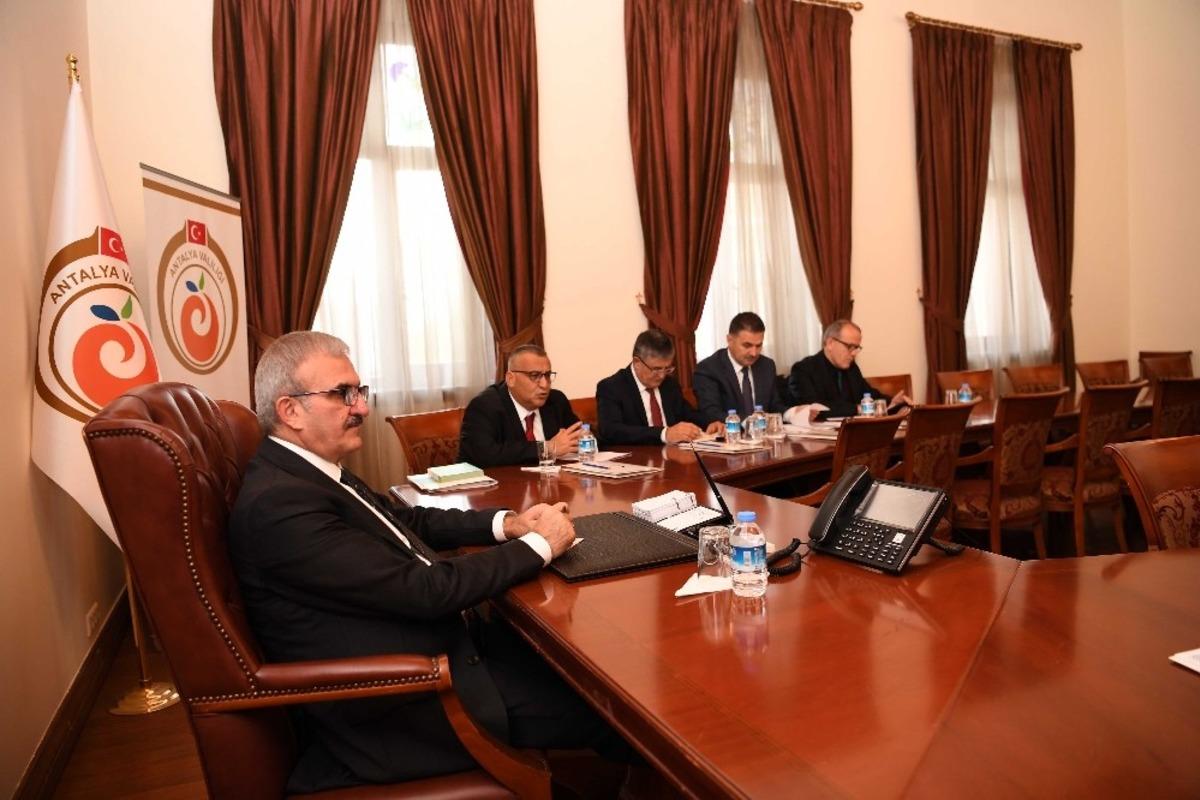 Vali Karaloğlu: &ldquo;&Ccedil;evre korunmazsa insan yok olacak&rdquo;