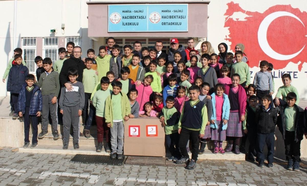 Salihli Kızılay, &ccedil;ocukları sevindirdi