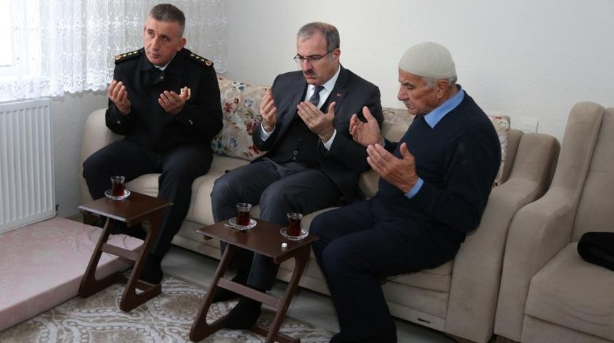 Vali&rsquo;den şehit ailesine ziyaret