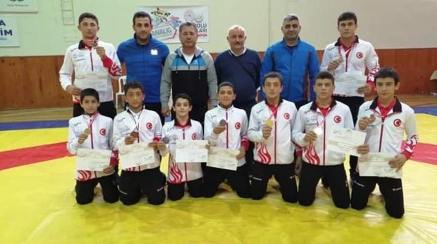 Kayserili Pehlivanlar Analig grup m&uuml;sabakalarından şampiyon olarak d&ouml;nd&uuml;